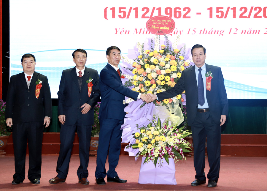 Chủ tịch UBND tỉnh Nguyễn Văn Sơn tặng lẵng hoa chúc mừng Đảng bộ, chính quyền và nhân dân huyện Yên Minh
