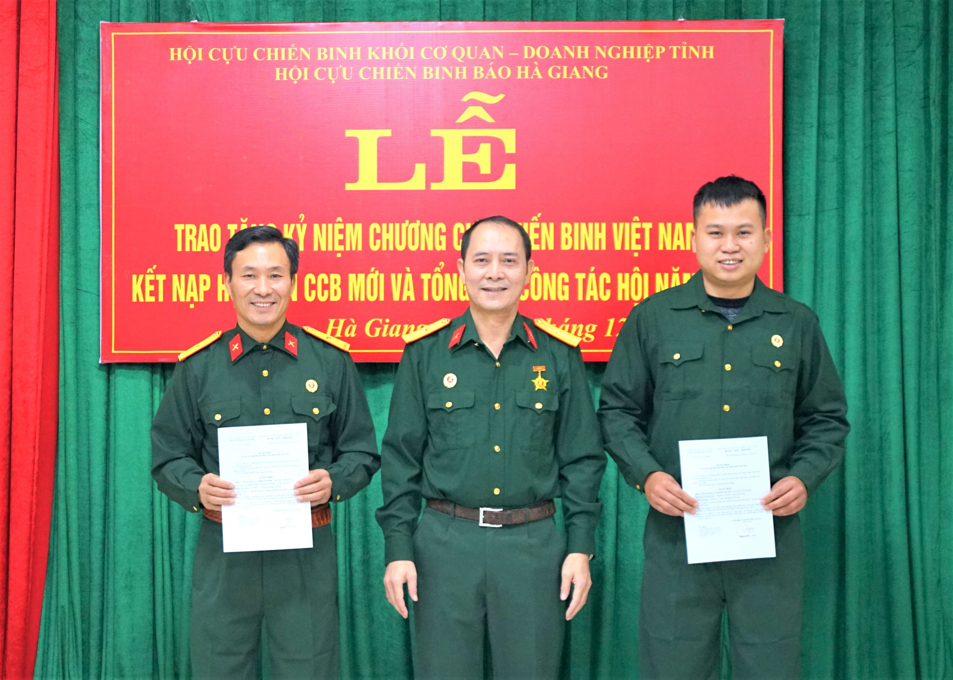 Đồng chí Nguyễn Hữu Thụy, Chủ tịch Hội CCB Báo Hà Giang trao quyết định cho 2 hội viên mới.