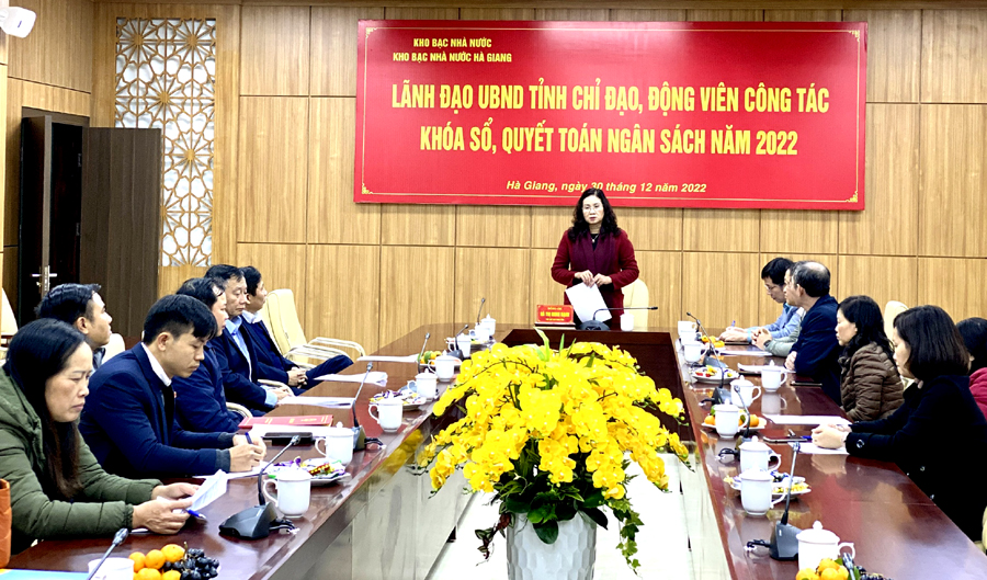 Phó Chủ tịch UBND tỉnh Hà Thị Minh Hạnh phát biểu động viên cán bộ KBNN tỉnh thực hiện công tác quyết toán cuối năm.
