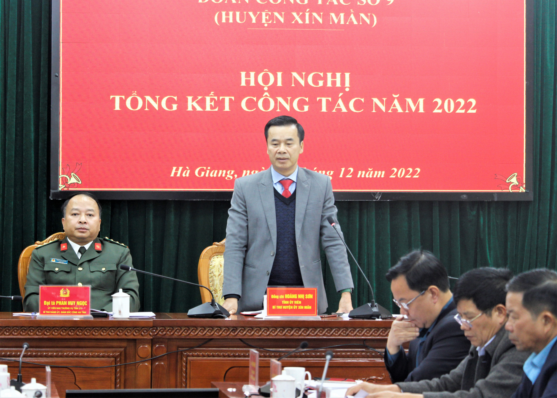 Bí thư Huyện ủy Xín Mần, Hoàng Nhị Sơn báo cáo về những kết quả đạt được trong năm 2022 của huyện và kiến nghị, đề xuất một số nội dung với Đoàn công tác.
