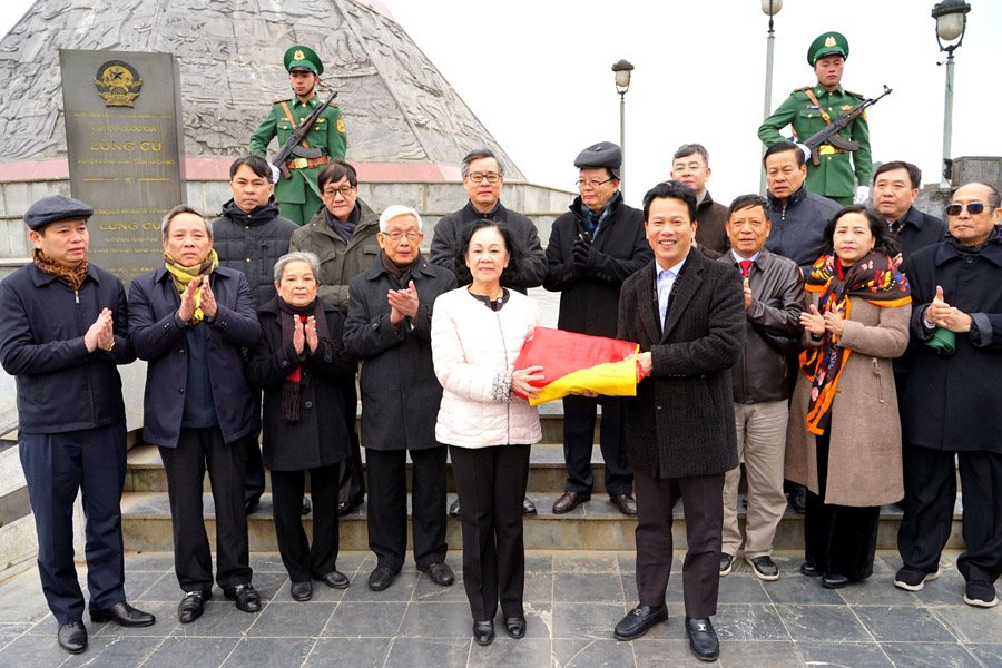 Bí thư Tỉnh ủy Đặng Quốc Khánh trao tặng lá cờ Tổ quốc đã treo tại Cột cờ Quốc gia Lũng Cú cho Trưởng ban Tổ chức T.Ư Trương Thị Mai và Đoàn công tác.
