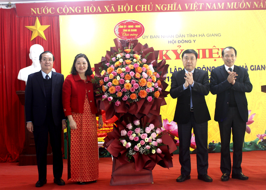 Phó Bí thư Tỉnh ủy Nguyễn Mạnh Dũng và Phó Chủ tịch UBND tỉnh Trần Đức Quý tặng hoa chúc mừng Hội Đông y tỉnh.
