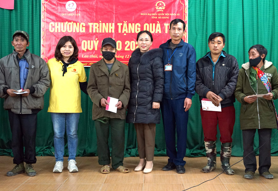 Đoàn ĐBQH tỉnh và Quỹ Thiện tâm, Tập đoàn Vingroup tặng quà hộ nghèo trên địa bàn xã Lao Chải
