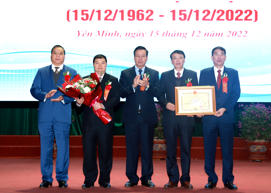 Chủ tịch UBND tỉnh Nguyễn Văn Sơn trao Bằng khen cho Đảng bộ, chính quyền huyện Yên Minh
