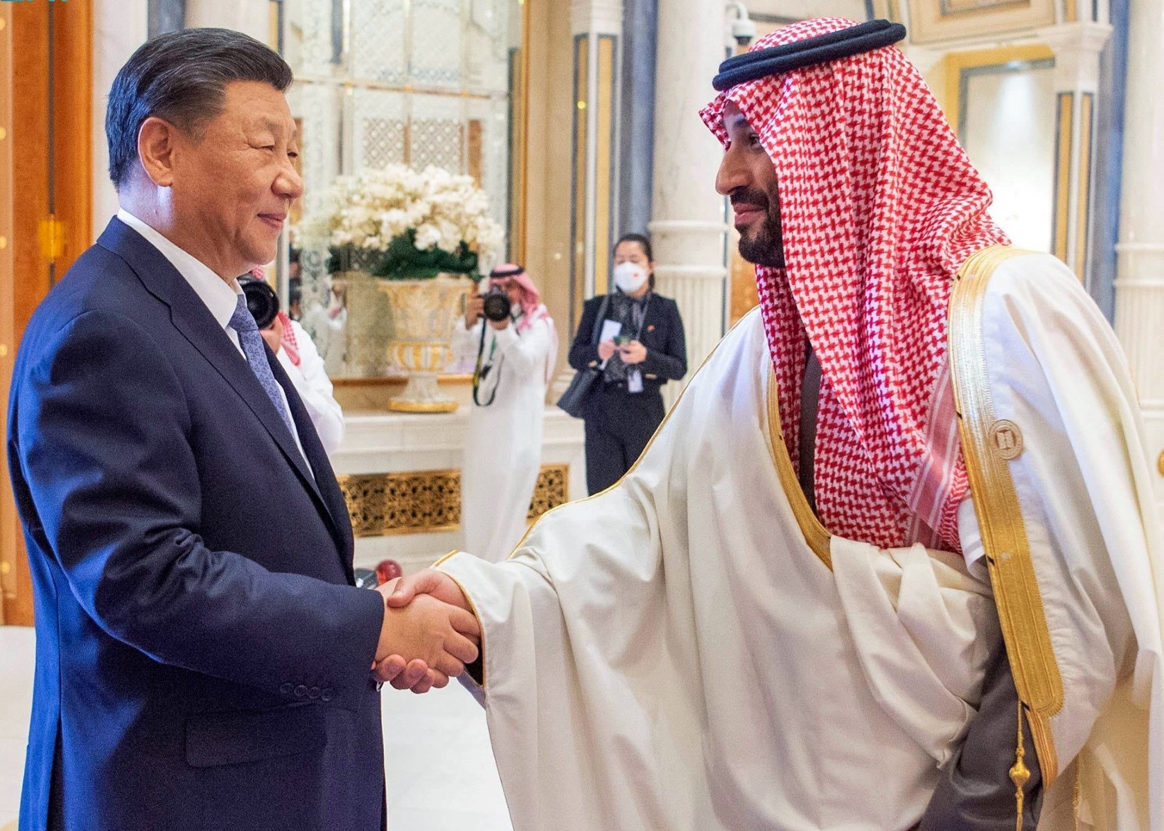 Chủ tịch Trung Quốc Tập Cận Bình (trái) bắt tay Thái tử Arab Saudi Mohammed bin Salman tại thủ đô Riyadh, ngày 9/12.