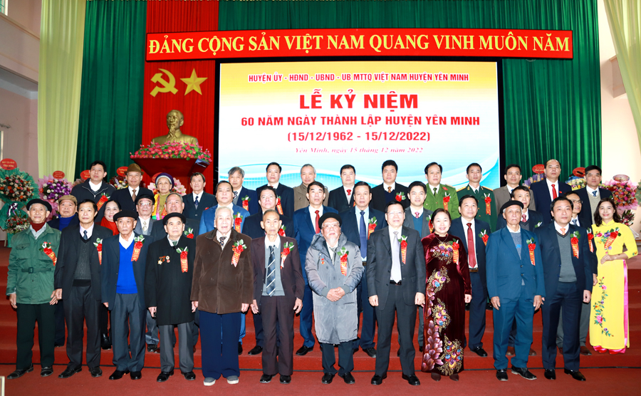 Các đồng chí lãnh đạo tỉnh và huyện Yên Minh chụp ảnh lưu niệm với các đồng chí lão thành huyện Yên Minh
