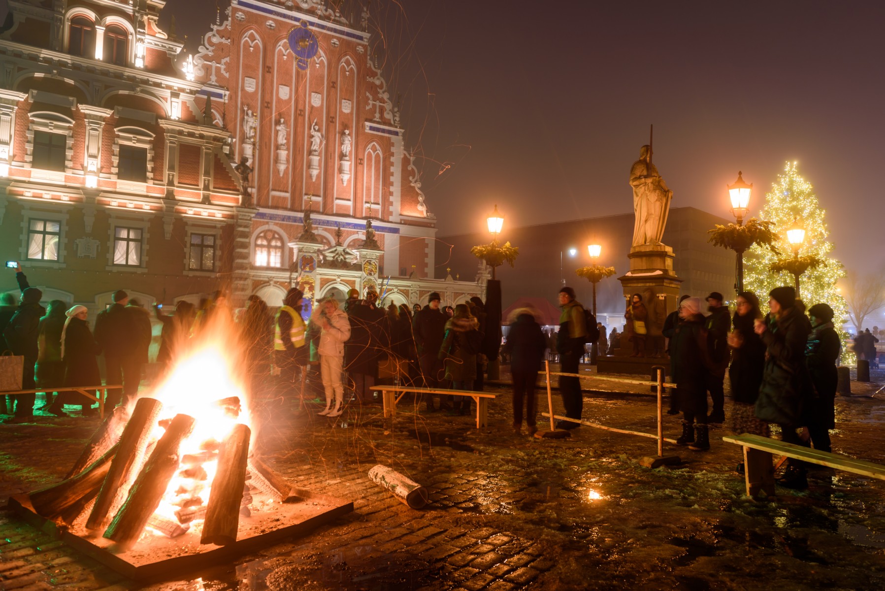 Lễ đốt cây ở Quảng trường Tòa thị chính ngày 21/12 tại Riga, Latvia.