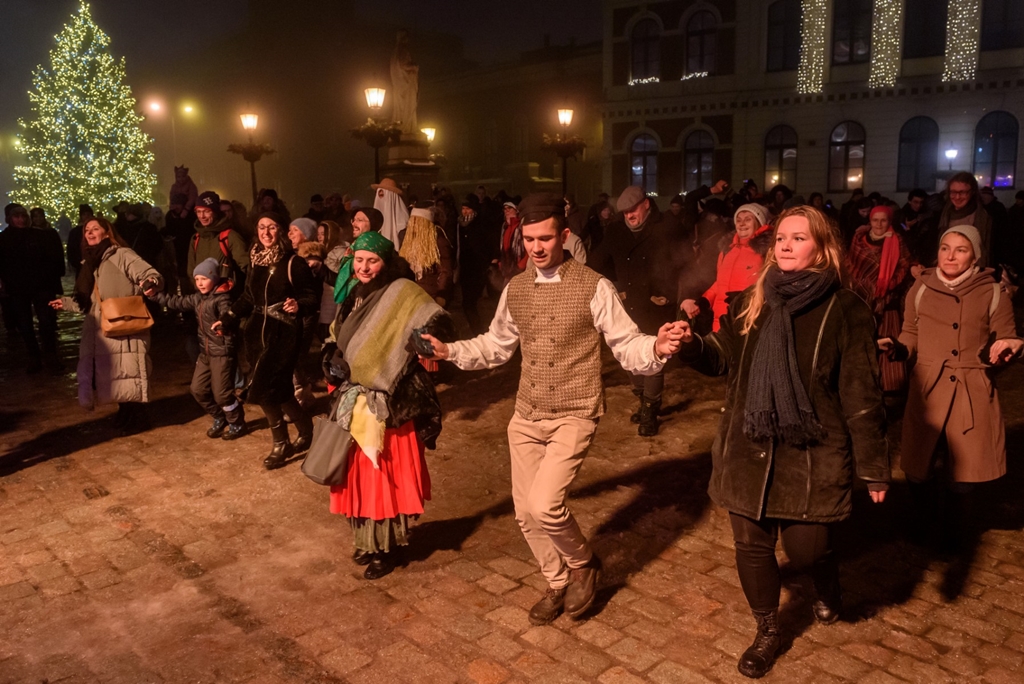 Người dân nhảy múa đón Đông Chí tại Quảng trường Tòa thị chính ngày 21/12 ở Riga, Latvia.