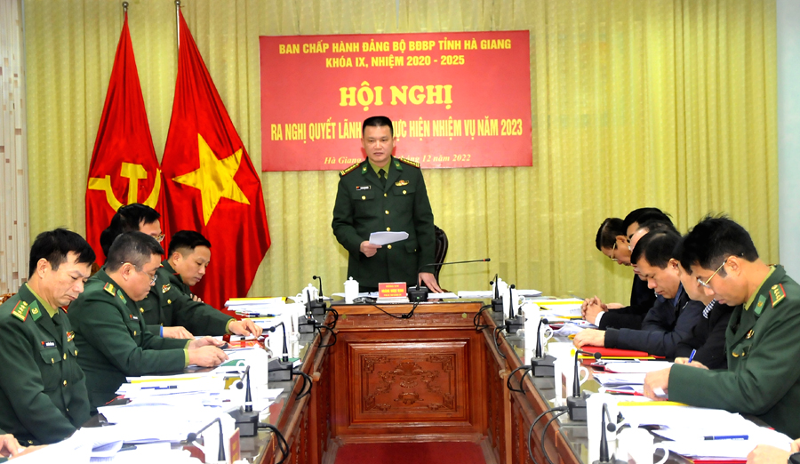 Đại tá Hoàng Ngọc Định, Chỉ huy trưởng Bộ Chỉ huy BĐBP tỉnh báo cáo kết quả thực hiện nhiệm vụ năm 2022.
