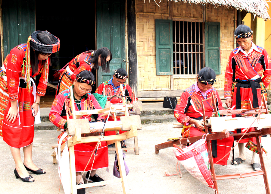 Thành viên Hợp tác xã dệt thổ cẩm Pà Thẻn, xã Tân Bắc (Quang Bình) duy trì nghề dệt truyền thống của dân tộc. 