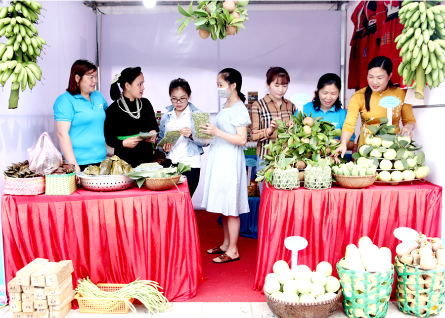 Đoàn viên Công đoàn cơ sở Hội Liên hiệp phụ nữ huyện Bắc Quang tham gia Ngày hội phụ nữ khởi nghiệp.