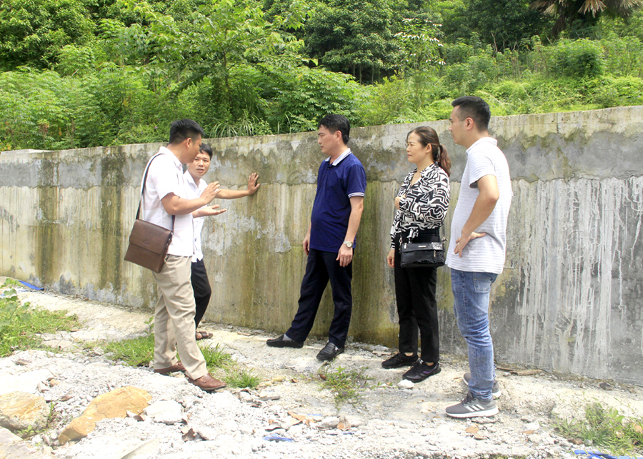 Cán bộ Trung tâm Nước sạch và Vệ sinh môi trường nông thôn kiểm tra công trình cấp nước sinh hoạt tập trung tại xã Tùng Bá (Vị Xuyên).
