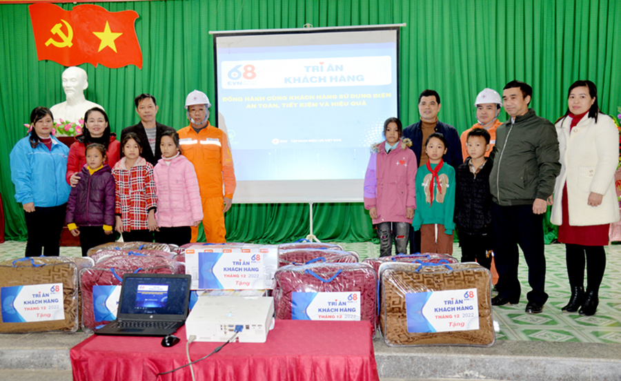 Lãnh đạo Công ty Điện lực Hà Giang trao chăn ấm cho học sinh xã Minh Tân (Vị Xuyên).