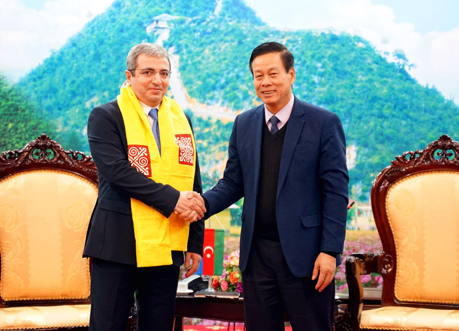 Chủ tịch UBND tỉnh Nguyễn Văn Sơn tặng quà ngài Shovgi Mehdizada, Đại sứ quán Azerbaijan tại Việt Nam.