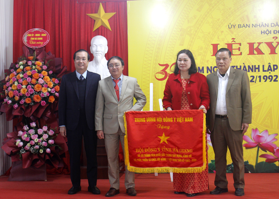 Lãnh đạo T.Ư Hội Đông y Việt Nam tặng Cờ thi đua cho Hội Đông y tỉnh.
