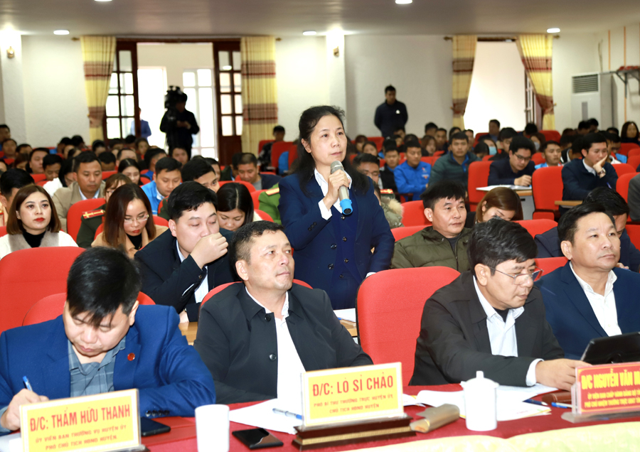 Đại diện cử tri thị trấn Tam Sơn đề xuất các nội dung về biên chế, cán bộ
