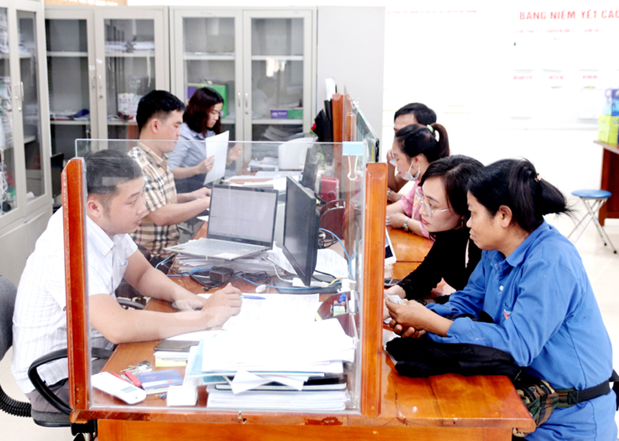 Cán bộ một cửa huyện Bắc Quang giải quyết thủ tục hành chính nhanh gọn cho người dân, doanh nghiệp.
