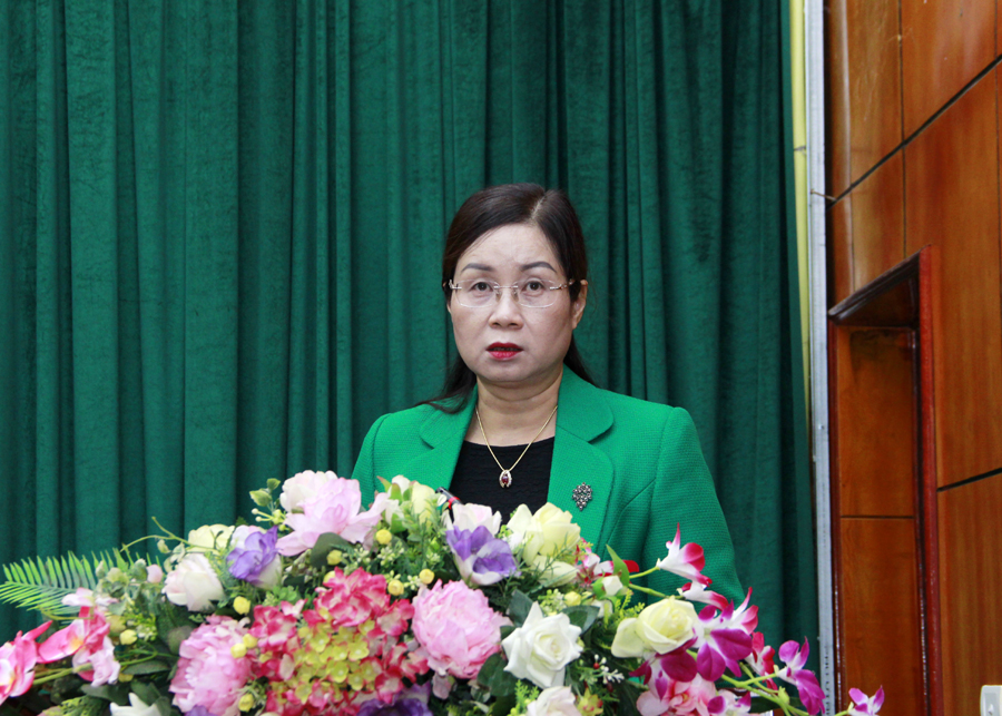 Phó Chủ tịch UBND tỉnh Hà Thị Minh Hạnh trình bày dự thảo Chương trình hành động của UBND tỉnh thực hiện nhiệm vụ phát triển KT - XH năm 2023.
