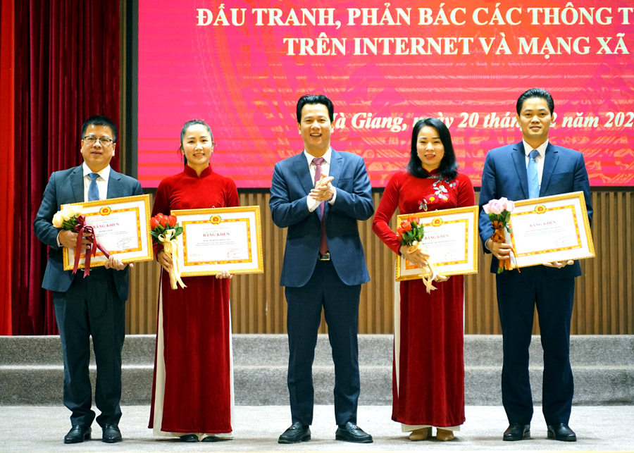 Bí thư Tỉnh ủy Đặng Quốc Khánh trao Bằng khen cho các tập thể đã có thành tích xuất sắc trong công tác tham mưu, chỉ đạo, triển khai giải.