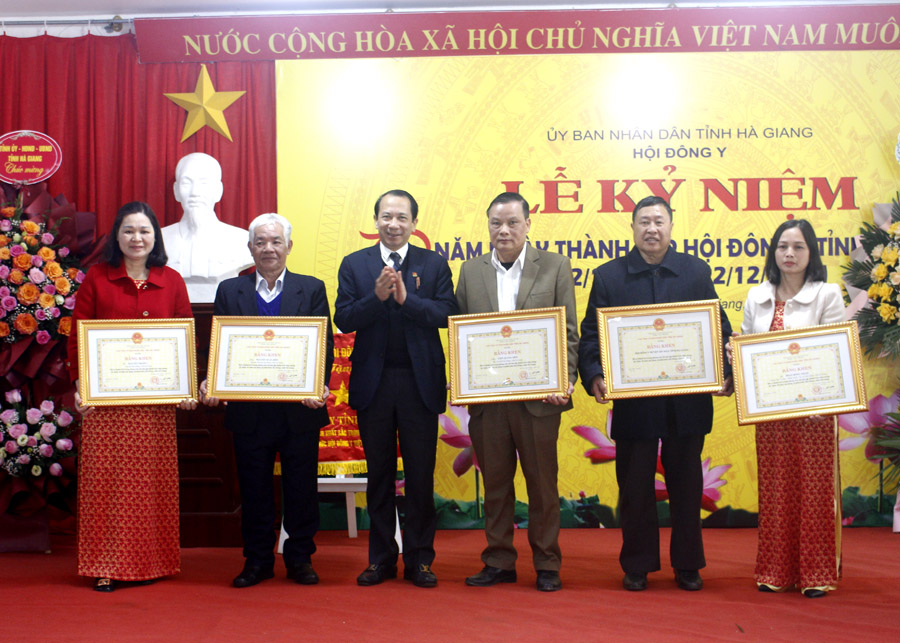 Phó Chủ tịch UBND tỉnh Trần Đức Quý trao Bằng khen của Chủ tịch UBND tỉnh cho các cá nhân có thành xuất sắc.
