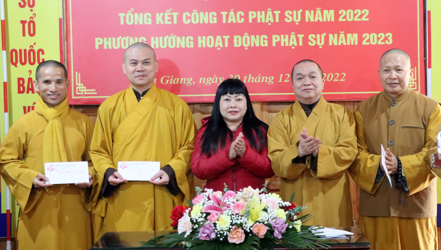 Lãnh đạo Ủy ban MTTQVN tỉnh tặng quà cho Giáo hội Phật giáo Việt Nam tỉnh Hà Giang.
