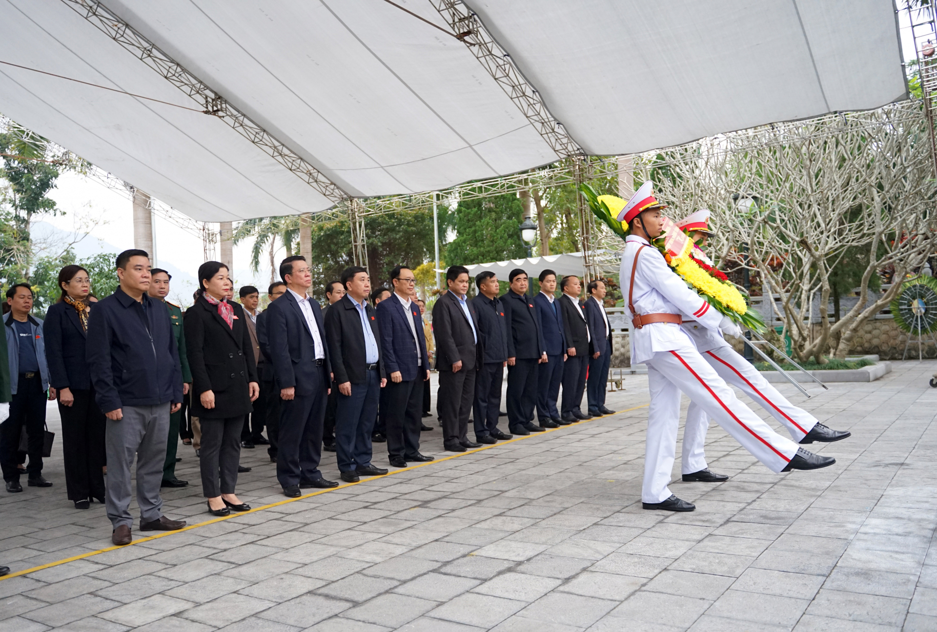 Đoàn đại biểu HĐND tỉnh dâng vòng hoa tưởng nhớ các AHLS tại Nghĩa trang Liệt sỹ Quốc gia Vị Xuyên.