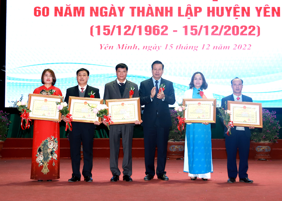 Chủ tịch UBND tỉnh Nguyễn Văn Sơn trao Bằng khen cho các tập thể
