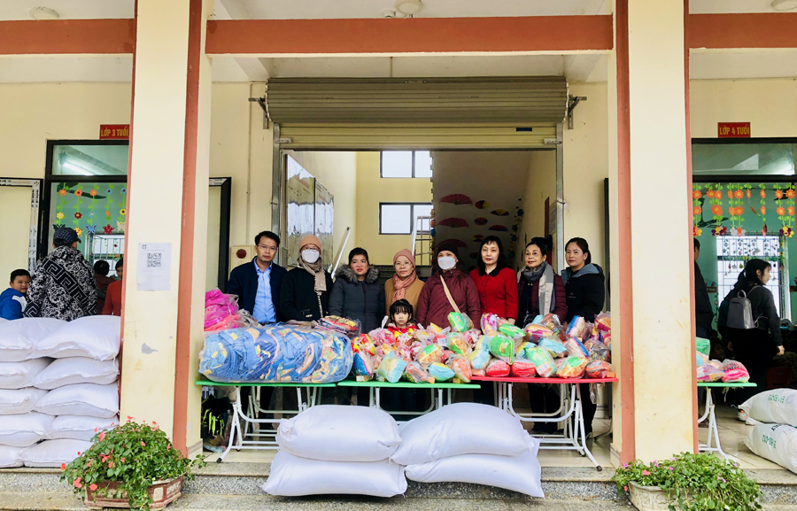 Đoàn tặng 1 tấn gạo cùng nhiều quần áo, chăn ấm, bánh kẹo cho Trường Mầm non xã Sủng Cháng
