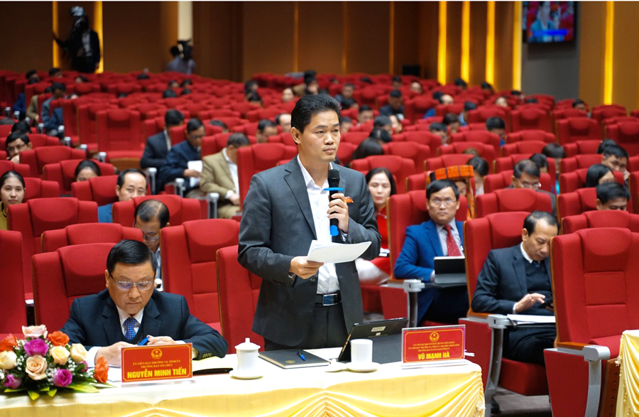 Trưởng ban Tuyên giáo Tỉnh ủy Vũ Mạnh Hà, tổ đại biểu HĐND huyện Yên Minh thảo luận về vấn đề một số sở, ngành và địa phương chưa chủ động trong công tác phối hợp với các cơ quan truyền thông của tỉnh.