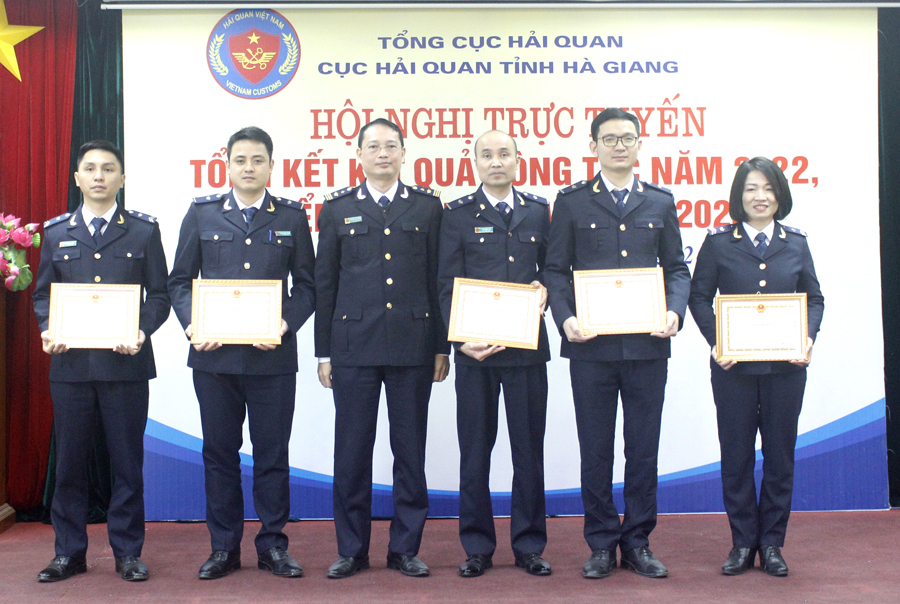 Lãnh đạo Cục Hải quan tỉnh Hà Giang trao Giấy khen của Tổng cục Hải quan cho các cá nhân có thành tích xuất sắc.
