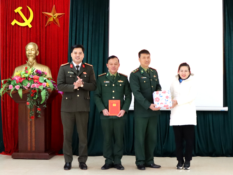 Đoàn công tác tặng quà cho cán bộ, chiến sỹ Đồn Biên phòng Lũng Cú (Đồng Văn).
