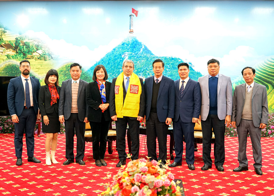 Chủ tịch UBND tỉnh Nguyễn Văn Sơn và lãnh đạo các sở, ngành chụp ảnh lưu niệm cùng Đoàn Đại sứ Azerbaijan tại Việt Nam. 