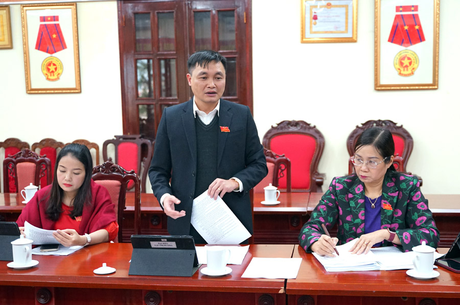 Đại biểu HĐND tỉnh Đỗ Anh Tuấn thảo luận tại tổ về các dự thảo Nghị quyết trình tại kỳ họp.
