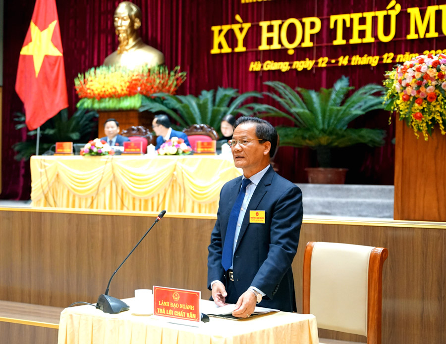 Giám đốc Sở Văn hóa TT&DL Nguyễn Hồng Hải trả lời chất vấn của đại biểu về vấn đề hoàn thiện các thiết chế văn hóa và việc phát huy các bản sắc văn hóa, bảo tồn di sản, danh lam thắng cảnh trên địa bàn tỉnh.
