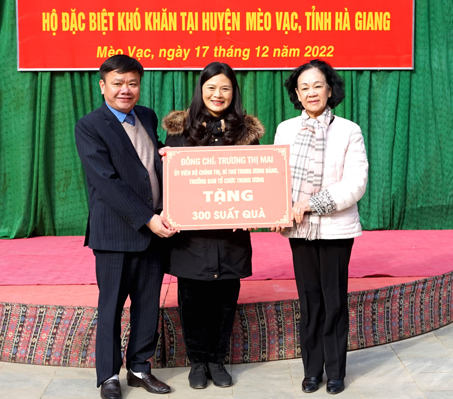 Trưởng ban Tổ chức T.Ư Trương Thị Mai trao 300 suất quà đến các gia đình chính sách, hộ nghèo, hộ đặc biệt khó khăn trên địa bàn huyện Mèo Vạc.
