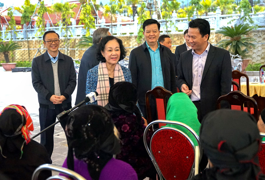 Đồng chí Trương Thị Mai trò chuyện với các gia đình chính sách trên địa bàn huyện Vị Xuyên.