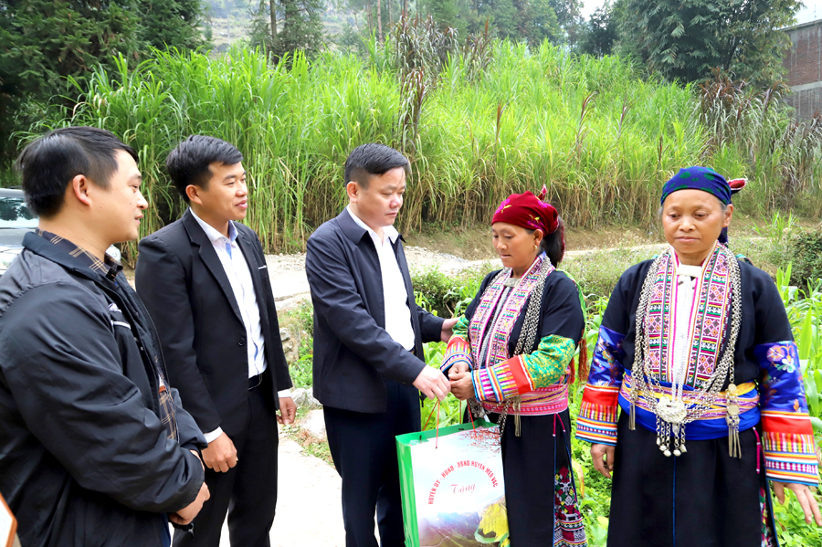 Chủ tịch UBND huyện Mèo Vạc Nguyễn Huy Sắc tặng quà bà con dân tộc Dao xã Sủng Máng.