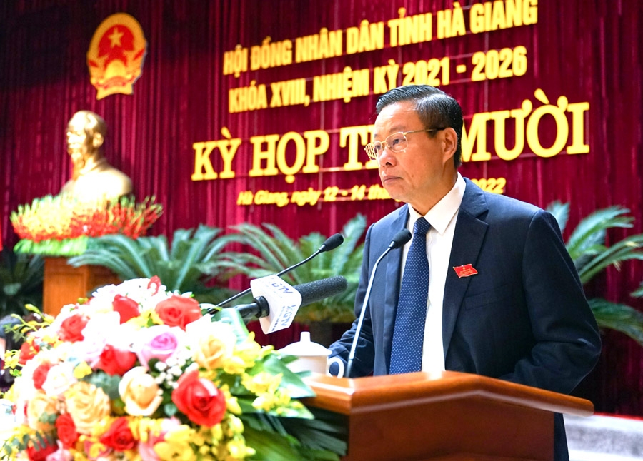 Phó Bí thư Tỉnh ủy, Chủ tịch UBND tỉnh Nguyễn Văn Sơn giải trình một số nội dung của đại biểu tại phiên chất vấn.