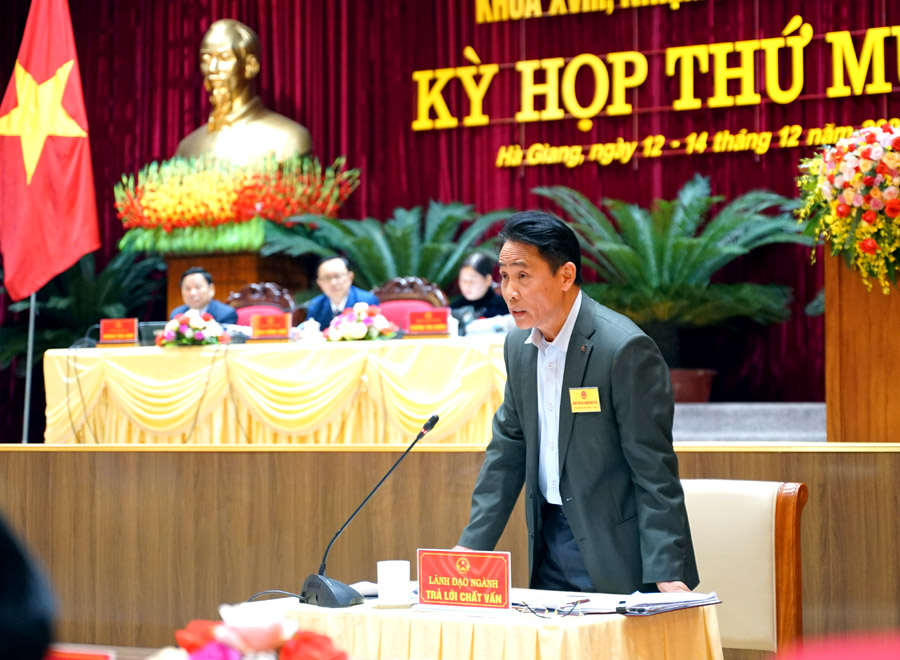 Giám đốc BQL Dự án đầu tư xây dựng công trình dân dụng và công nghiệp tỉnh Nguyễn Xuân Hùng trả lời chất vấn của đại biểu về vấn đề giải quyết các công trình đã, đang chậm tiến độ của tỉnh.
