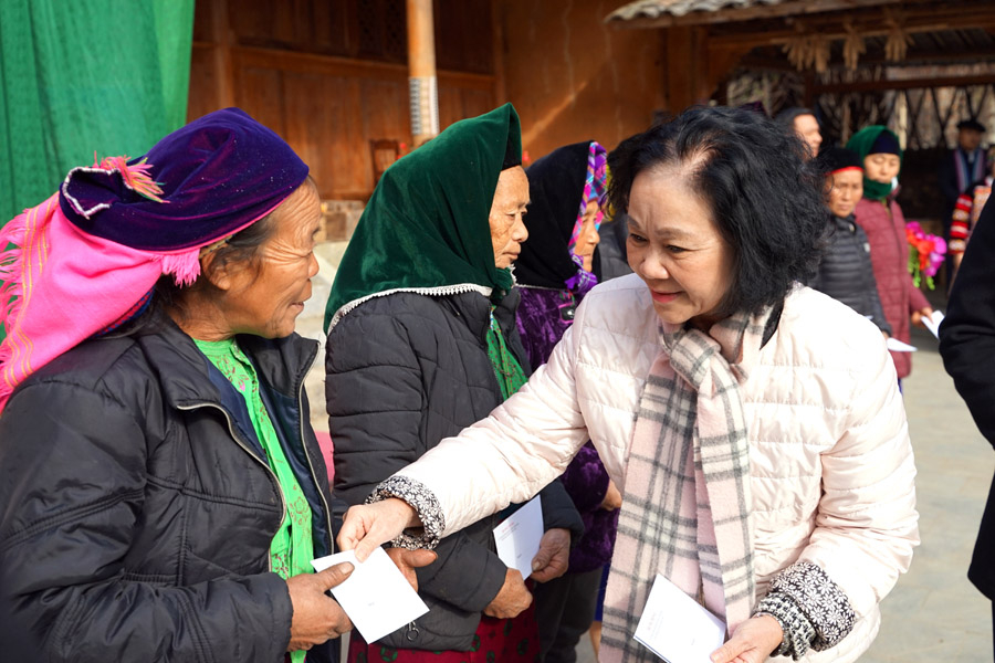 Trưởng ban Tổ chức T.Ư Trương Thị Mai trao quà đến các gia đình chính sách, hộ nghèo, hộ đặc biệt khó khăn trên địa bàn huyện Mèo Vạc.