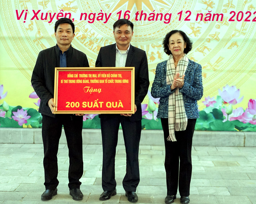 Đồng chí Trương Thị Mai trao tặng 200 suất quà cho 200 cựu chiến binh, thương bệnh binh, gia đình chính sách trên địa bàn huyện Vị Xuyên.
