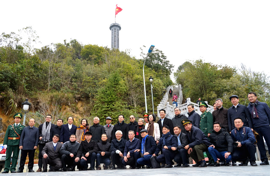 Trưởng ban Tổ chức T.Ư Trương Thị Mai và các đồng chí lãnh đạo tỉnh cùng đoàn công tác chụp ảnh lưu niệm tại Cột cờ Quốc gia Lũng Cú.
