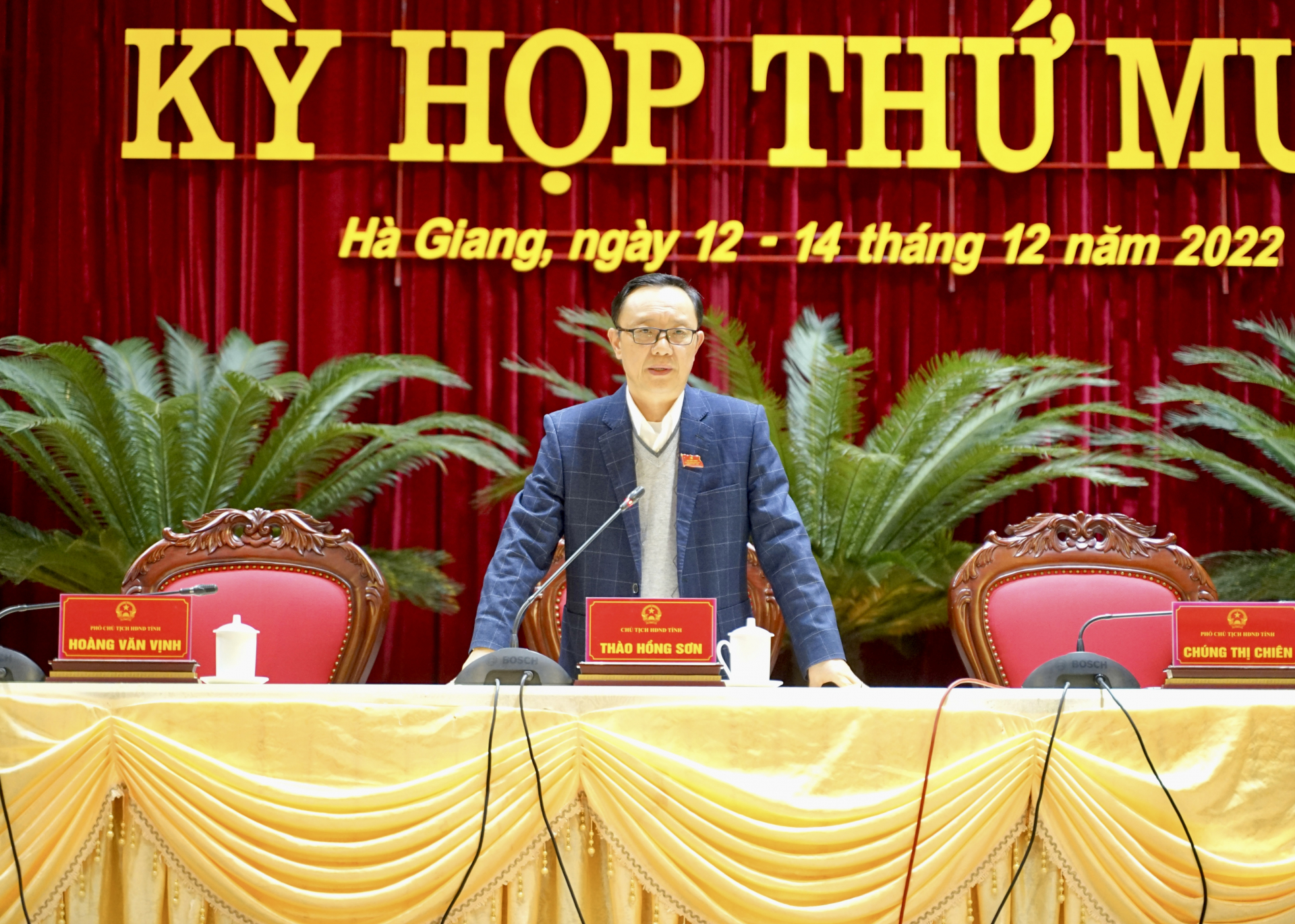 Phó Bí thư Thường trực Tỉnh ủy, Chủ tịch HĐND tỉnh Thào Hồng Sơn chủ trì phiên họp trù bị.