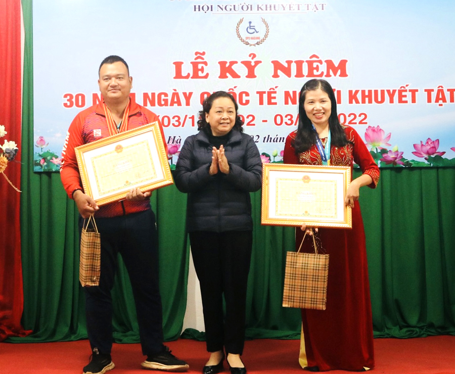 Lãnh đạo Hội Liên hiệp Phụ nữ tỉnh trao Bằng khen của Chủ tịch UBND tỉnh cho các cá nhân có thành tích xuất sắc tại các giải thể thao dành cho NKT
