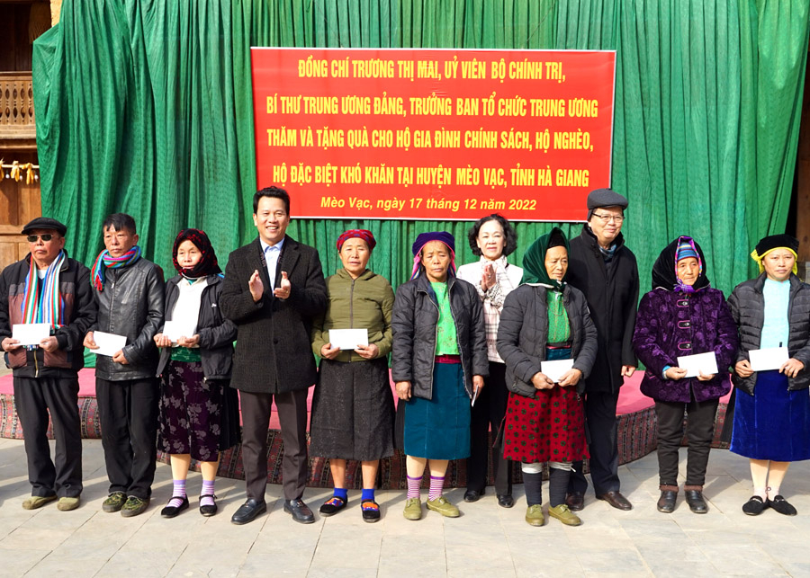 Trưởng ban Tổ chức T.Ư Trương Thị Mai và Bí thư Tỉnh ủy Đặng Quốc Khánh trao suất quà đến các gia đình chính sách, hộ nghèo, hộ đặc biệt khó khăn trên địa bàn huyện Mèo Vạc.