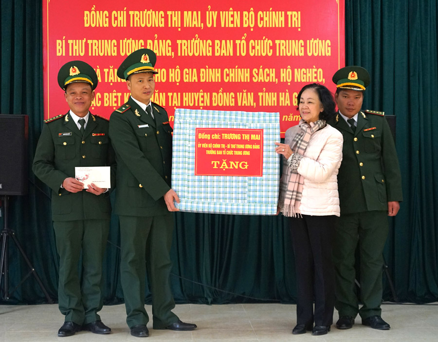 Trưởng ban Tổ chức T.Ư Trương Thị Mai trao quà động viên các cán bộ, chiến sỹ Đồn Biên phòng Lũng Cú.
