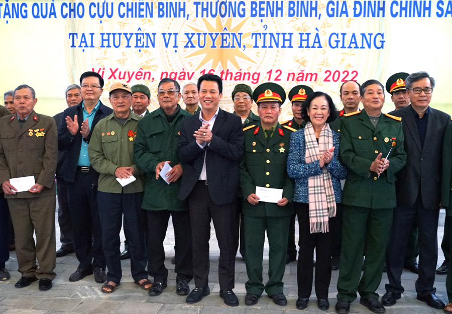 Đồng chí Trương Thị Mai và Bí thư Tỉnh ủy Đặng Quốc Khánh cùng đoàn công tác tặng quà cho các cựu chiến binh, thương bệnh binh trên địa bàn huyện Vị Xuyên.

