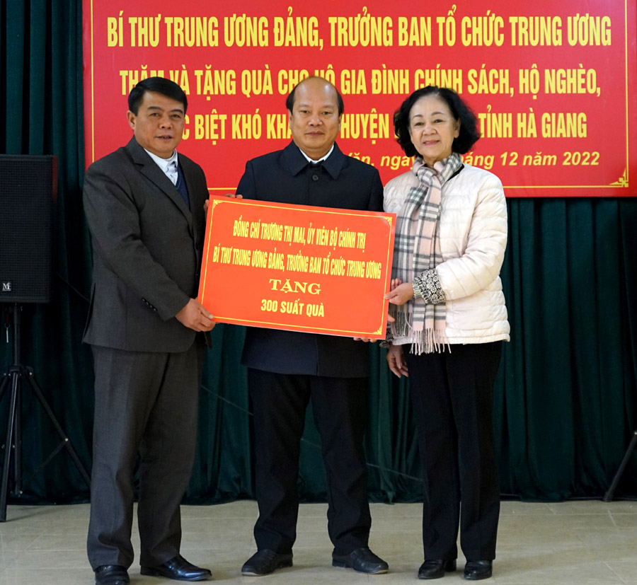 Trưởng ban Tổ chức T.Ư Trương Thị Mai trao 300 suất quà cho gia đình chính sách, hộ nghèo, hộ đặc biệt khó khăn trên địa bàn huyện Đồng Văn.
