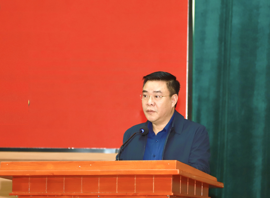 Phó Chủ tịch Thường trực UBND tỉnh Hoàng Gia Long trả lời các ý kiến cử tri
