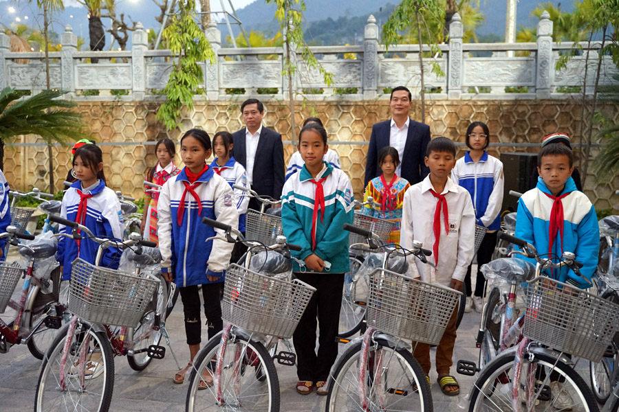 Đoàn công tác của Ban Tổ chức T.Ư tặng xe đạp cho học sinh hiếu học và học sinh nghèo vượt khó trên địa bàn huyện Vị Xuyên.
